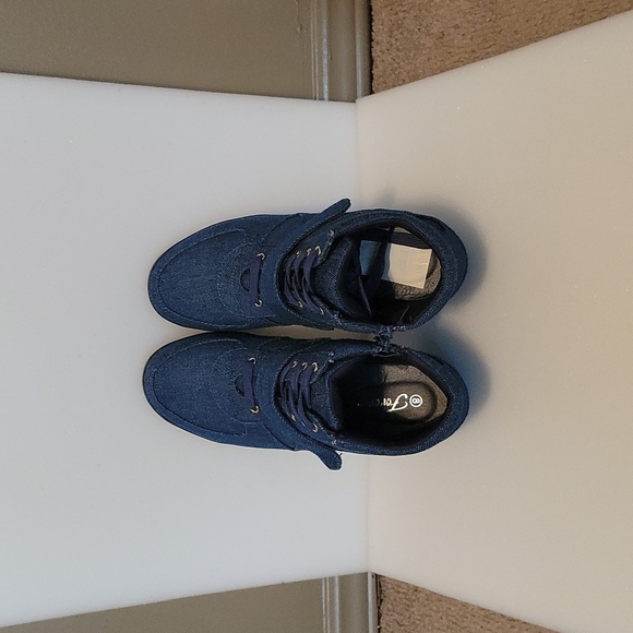 Shoes - Picture 5 of 6